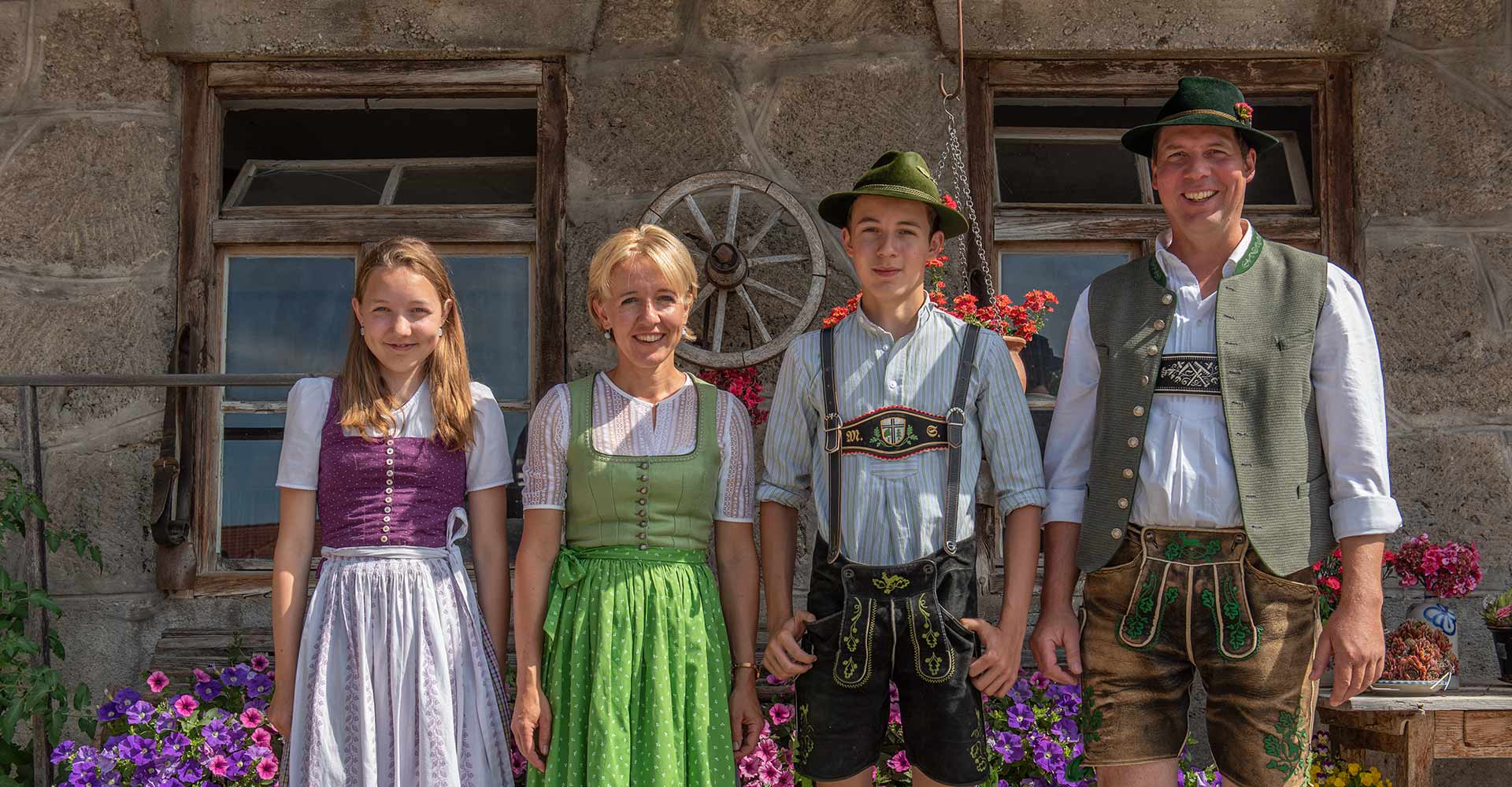 Familie Schwaighofer aufgereiht am alten Stall